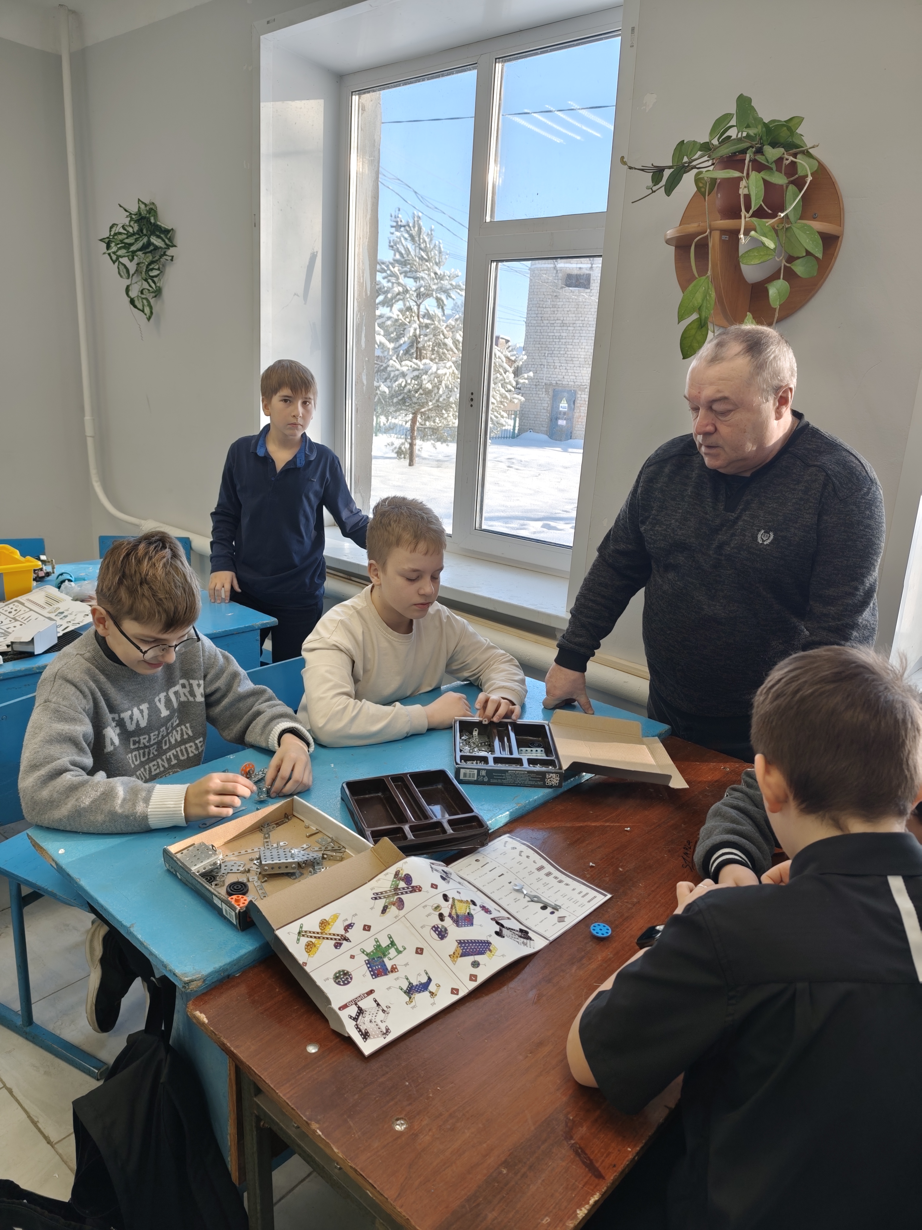 Юные инженеры 5А в действии!.
